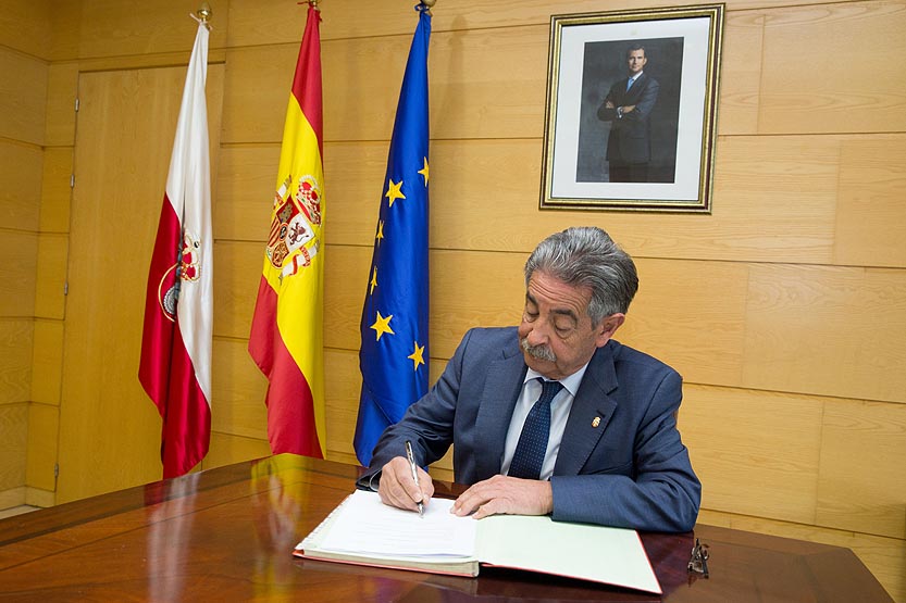 El presidente de Cantabria firma el decreto de convocatoria de las